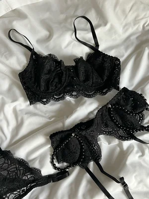 Балконет c подкладом из сетки в кружеве Annete Black со стрингами на регуляторах и поясом для чулок — фото 5