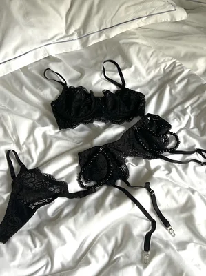 Балконет c подкладом из сетки в кружеве Annete Black со стрингами на регуляторах и поясом для чулок — фото 6