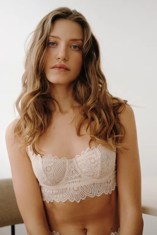 Балконет с подкладом из сетки в кружеве Vanila c классическими бразильяно — ROOMARÉ