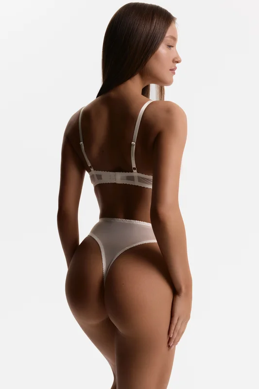 Basic в сетке Айвори с высокими стрингами