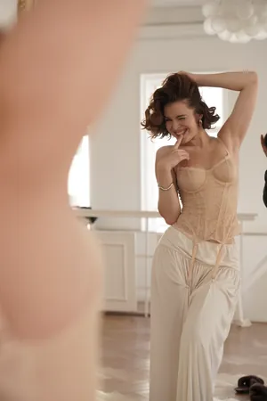 Будуарная майка с баской в кружеве Patricia beige