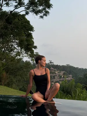 Слитный купальник со шнуровкой сзади в черном цвете