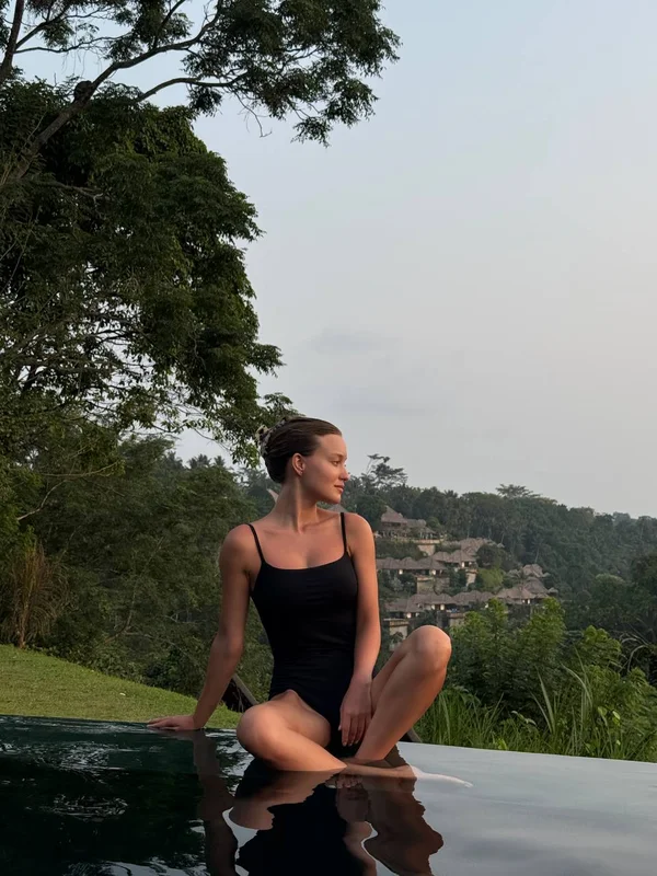 Слитный купальник со шнуровкой сзади в черном цвете — ROOMARÉ