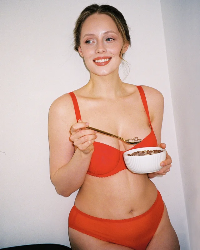 Т-образная чашка с подкладом с широкими бретелями из сетки в красном цвете с высокими стрингами — ROOMARÉ