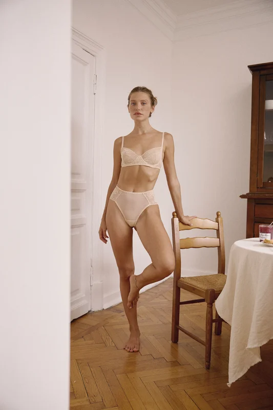 Т-образная чашка в кружеве Patrcia и высокие бразильяно с регулятором — ROOMARÉ