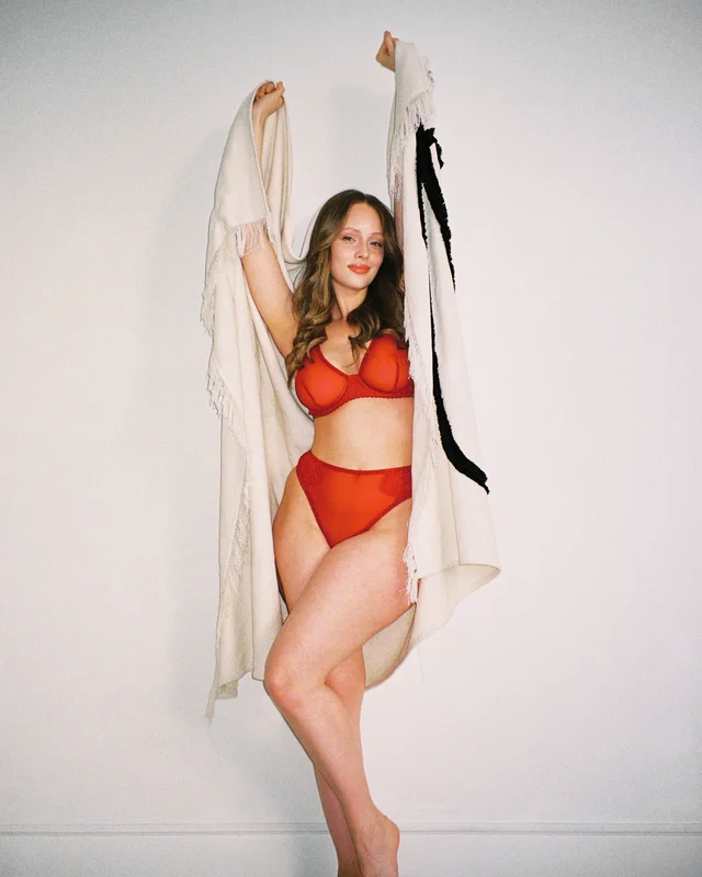 Удлиненная чашка из сетки бордо с высокими стрингами микс